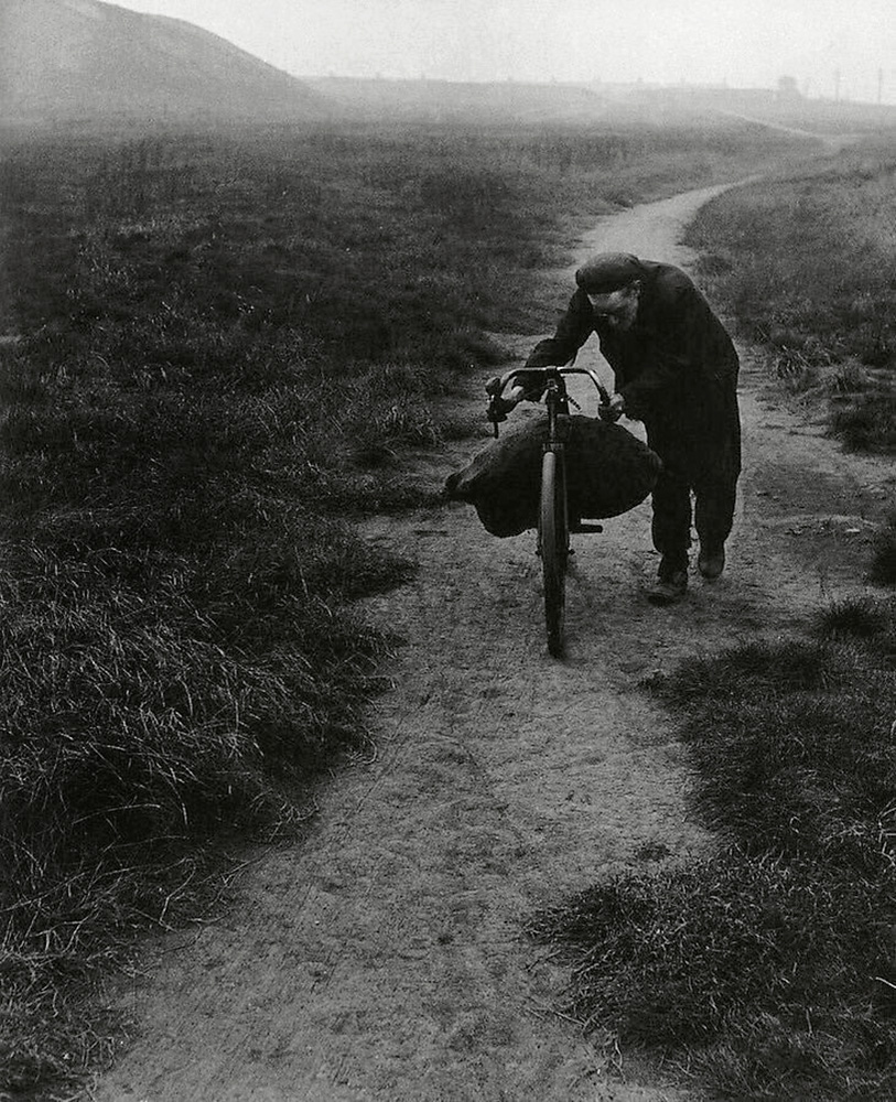 Bill Brandt - Coal-Searcher Going Home, Jarrow, 1937