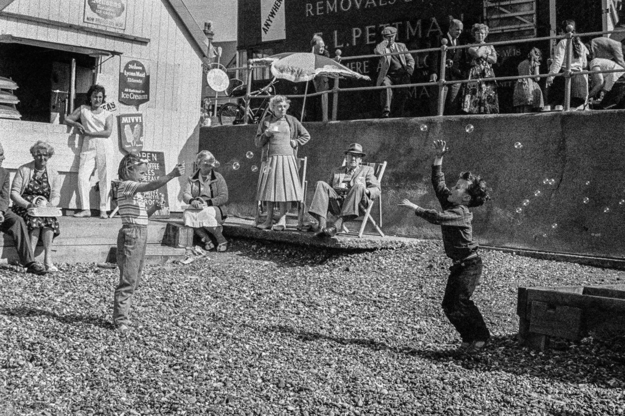Blowing Bubbles, Herne Bay, England, 1963 — David Hurn