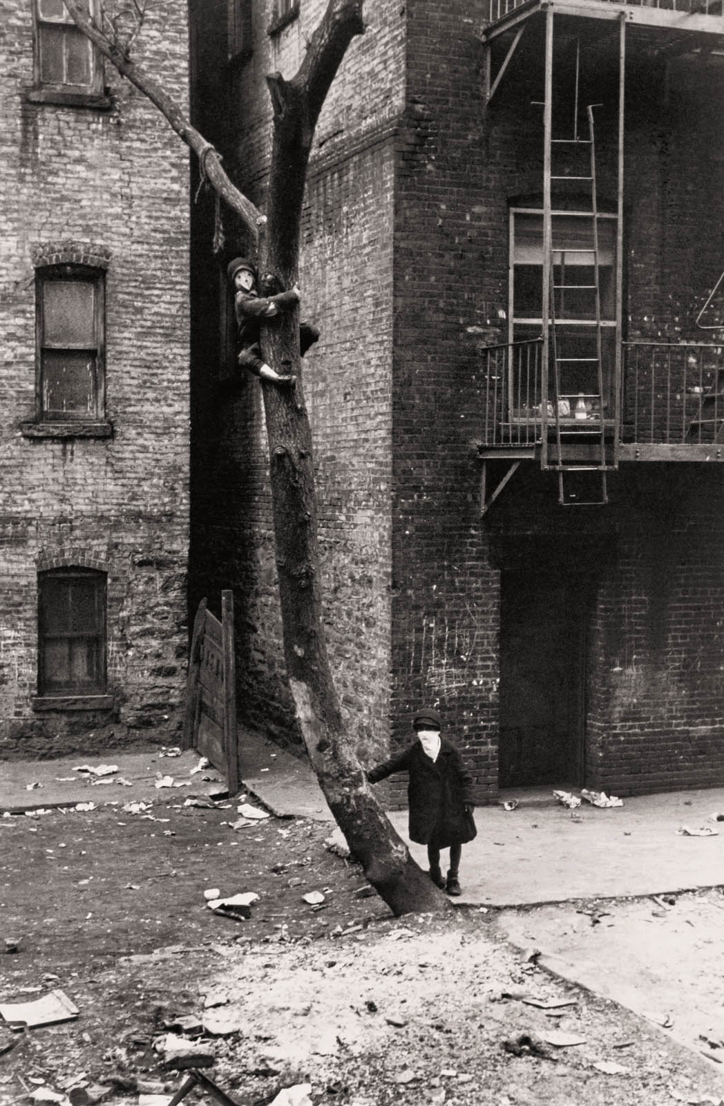 Helen Levitt - New York, 113th Street, c. 1938