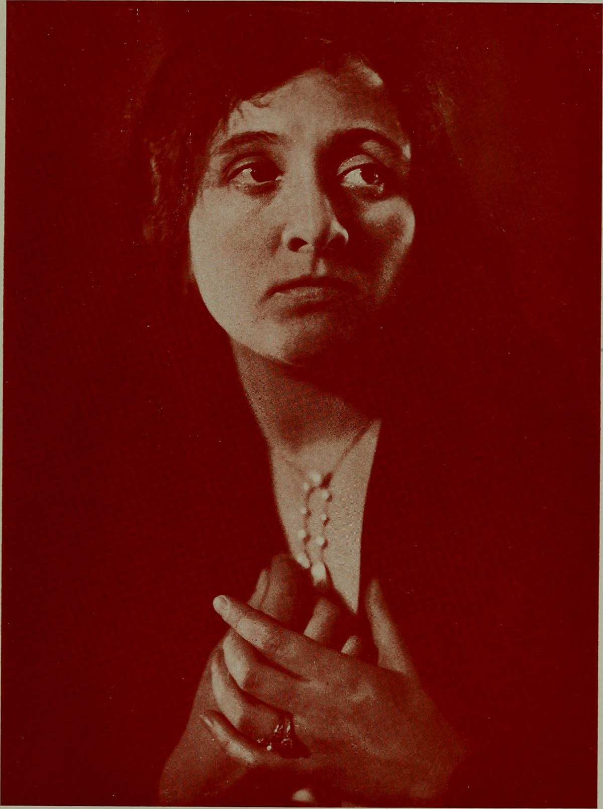 Intimate close-up portrait of a woman with dramatic lighting by Helmar Lerski, from The American Annual of Photography, 1914
