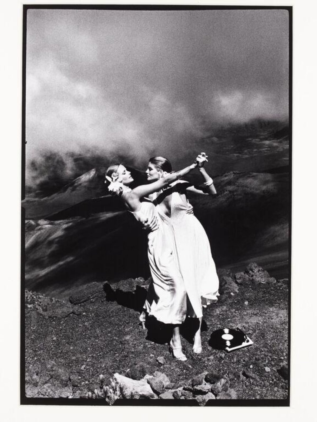 Helmut Newton - Cheryl Tiegs and Rene Russo, Hawaii, 1974