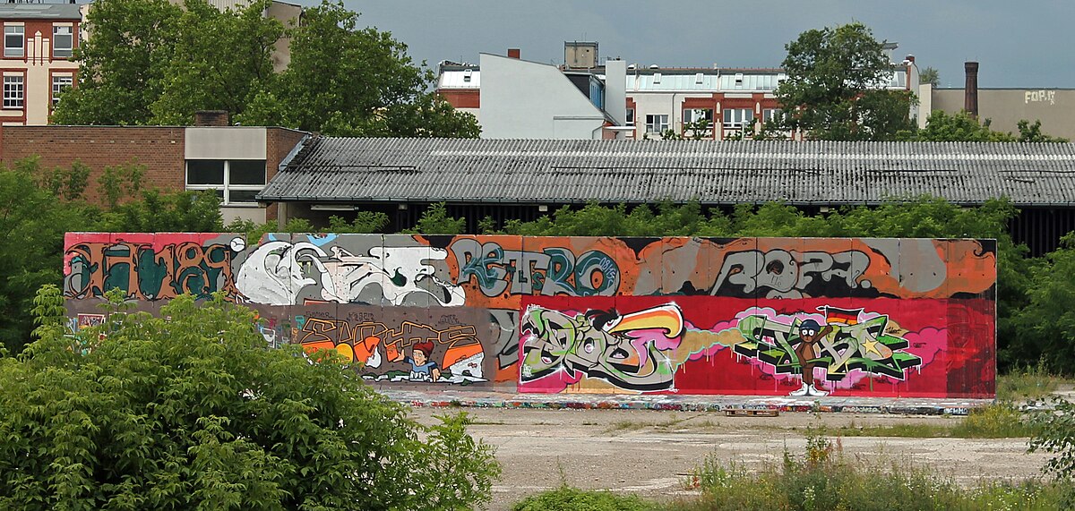 Remaining fragment of the Berlin Wall with graffiti, evoking Gossage's Stadt des Schwarz