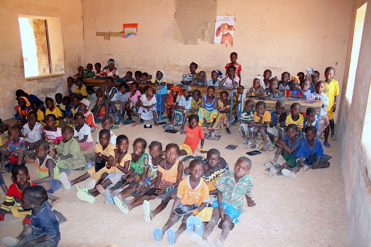 School class of more than 70 children in a classroom in Tireli, Mali, 2008
