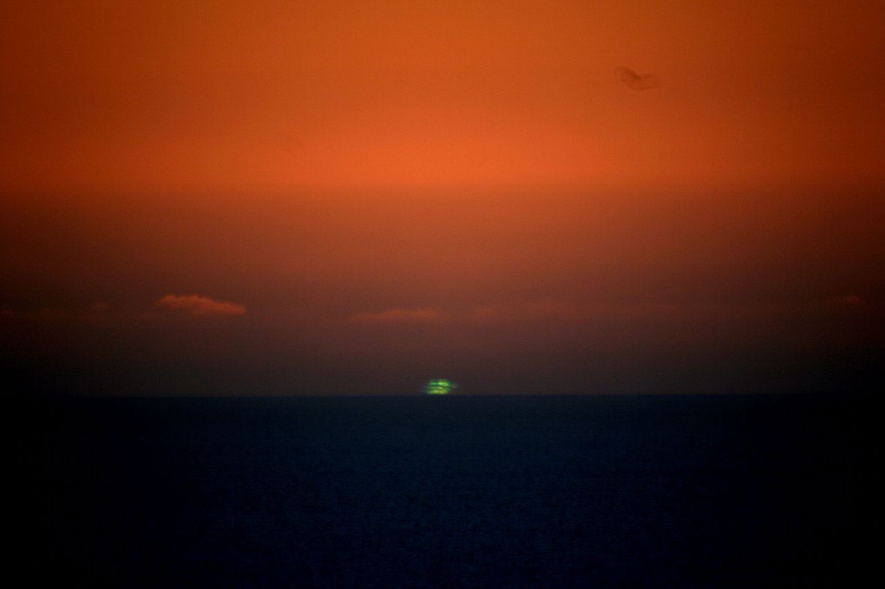 Green flash phenomenon at sunset over the ocean — the atmospheric event captured in Dean's The Green Ray, 2001