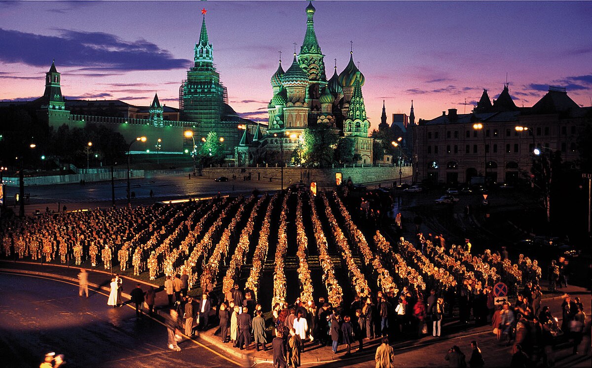 Trash People sculpture installation by HA Schult on Red Square, Moscow, photographed by Thomas Hoepker, 1999