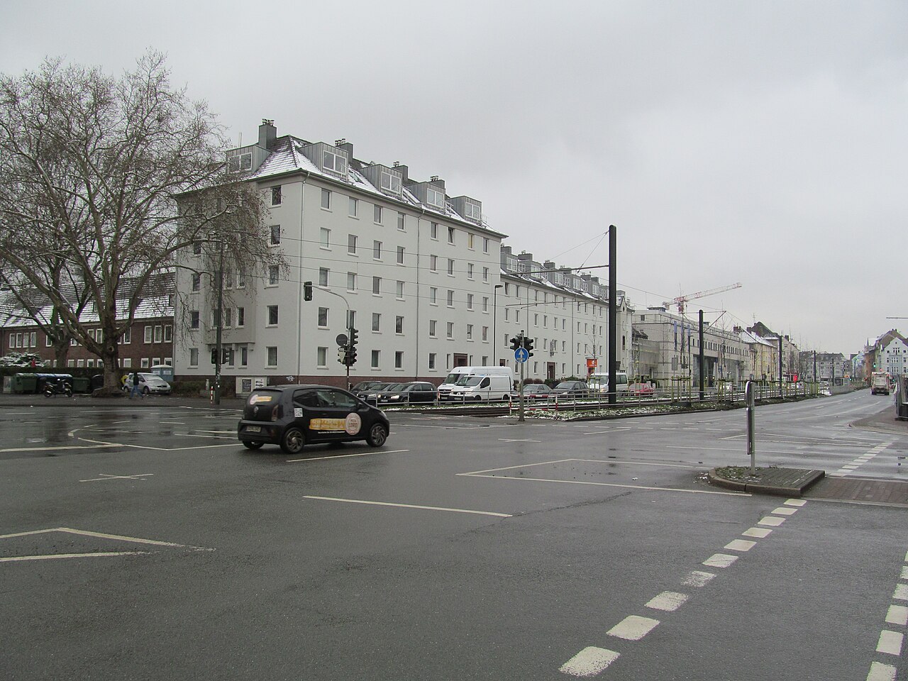 Urban street in D&uuml;sseldorf showing architecture and perspective, evoking Thomas Struth's Unconscious Places