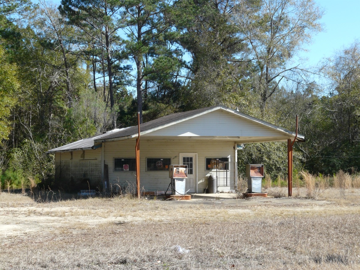 Abandoned Chevron gas station along a rural Alabama county road