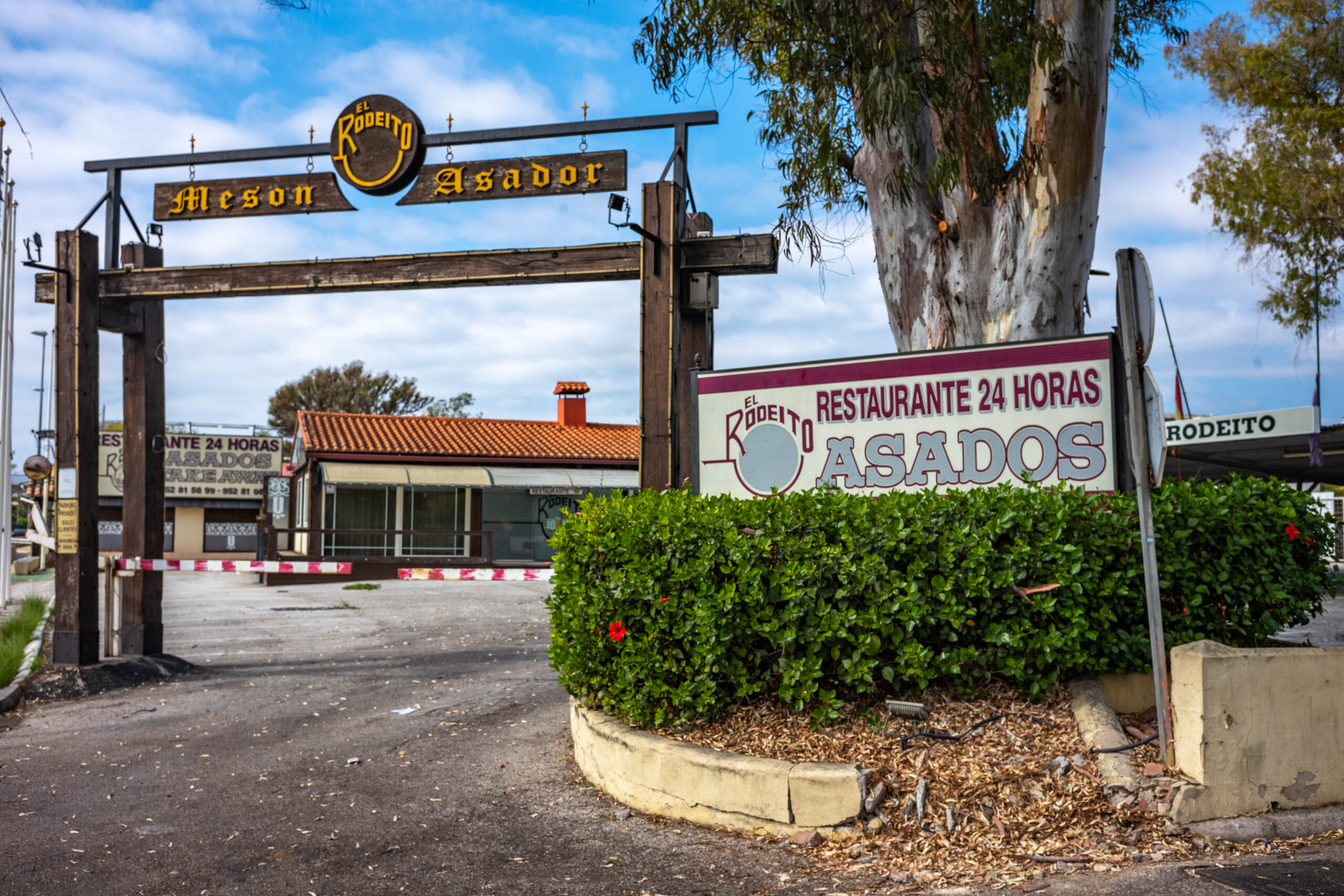 10180 RAW 11-10-20 Marbella TRAFOTBE ( LEICA M10 - Summilux-M 1-1.4-35 ASPH. - - Aperture priority - 1-500 sec at f - 4.8 - ISO 200 - 0 EV ) 1001033