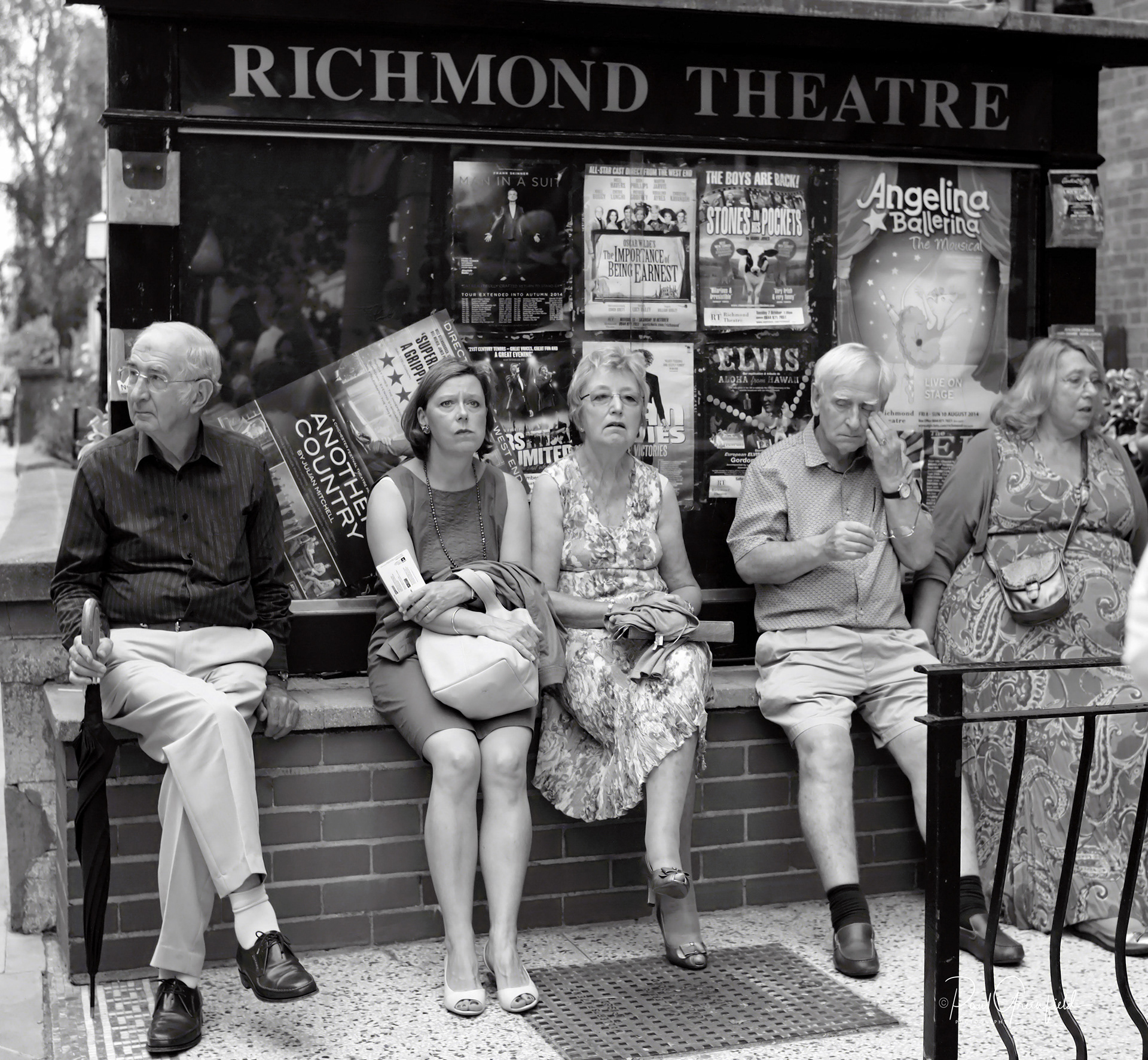 Five bored people i Richmond, UK